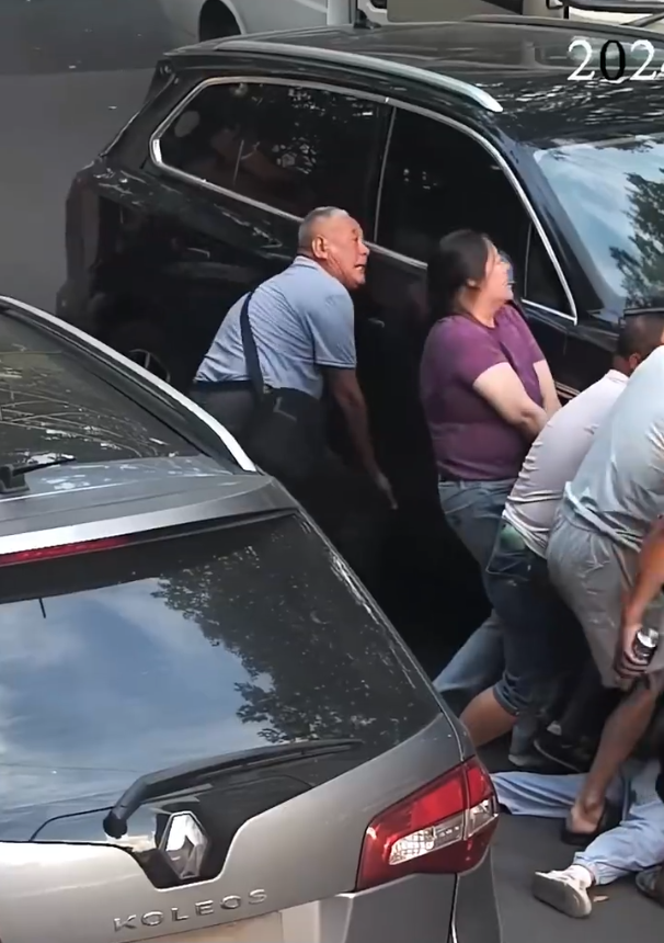 女童被壓車底 路人集結(jié)抬車