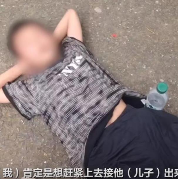 父親欲進(jìn)景區(qū)背兒子就醫(yī)被攔