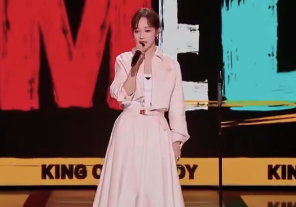 侯佩岑脫口秀首秀 網(wǎng)友：沒(méi)想到也這么有松弛感