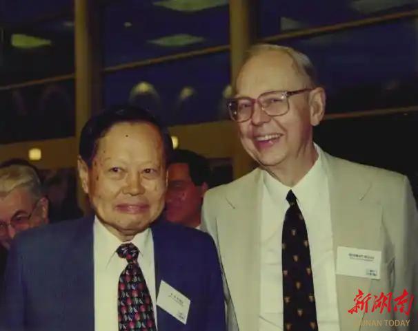 几十个诺贝尔奖和杨振宁的理论有关 物理学巨匠陨落