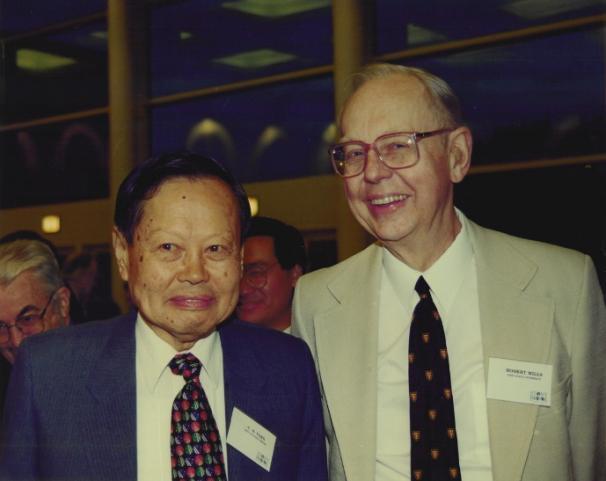 回顾杨振宁生平 传奇物理学家的辉煌一生