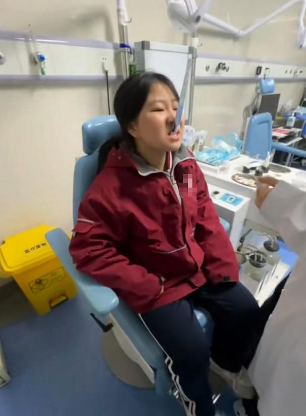 女孩吃酸奶太急勺子卡牙里凌晨就医 急诊室里的小插曲