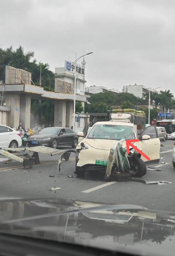 汽车撞上护栏栏杆插入驾驶室