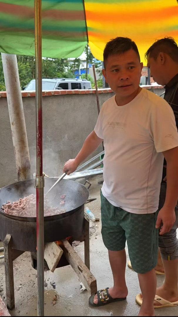 养殖户1.6万头猪被冲走 损失5千多万 洪水突袭致巨大损失