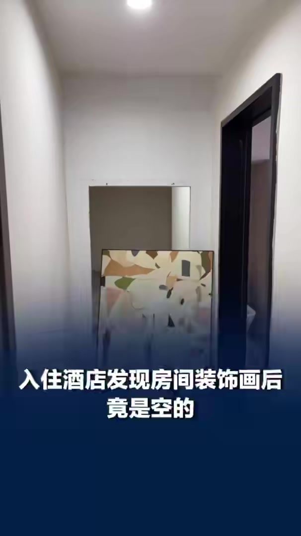 女子入住酒店发现房间装饰画后有楼梯