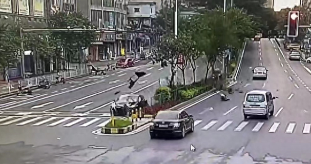 广州一特斯拉疑失控把人撞飞，被撞车辆零件散落