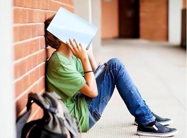 男子因被公司开除悬坐天台欲轻生 昔日状元的悲剧落幕