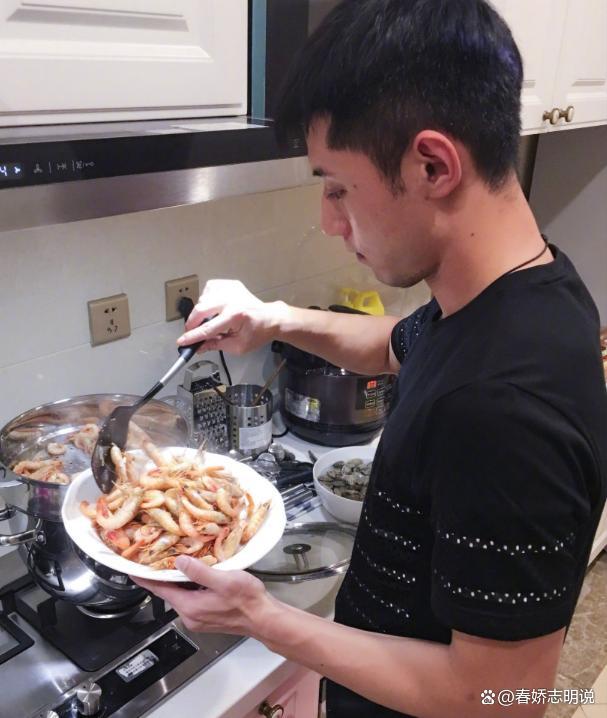 张继科：我是被人一脚踹水里的 直播揭秘落水真相