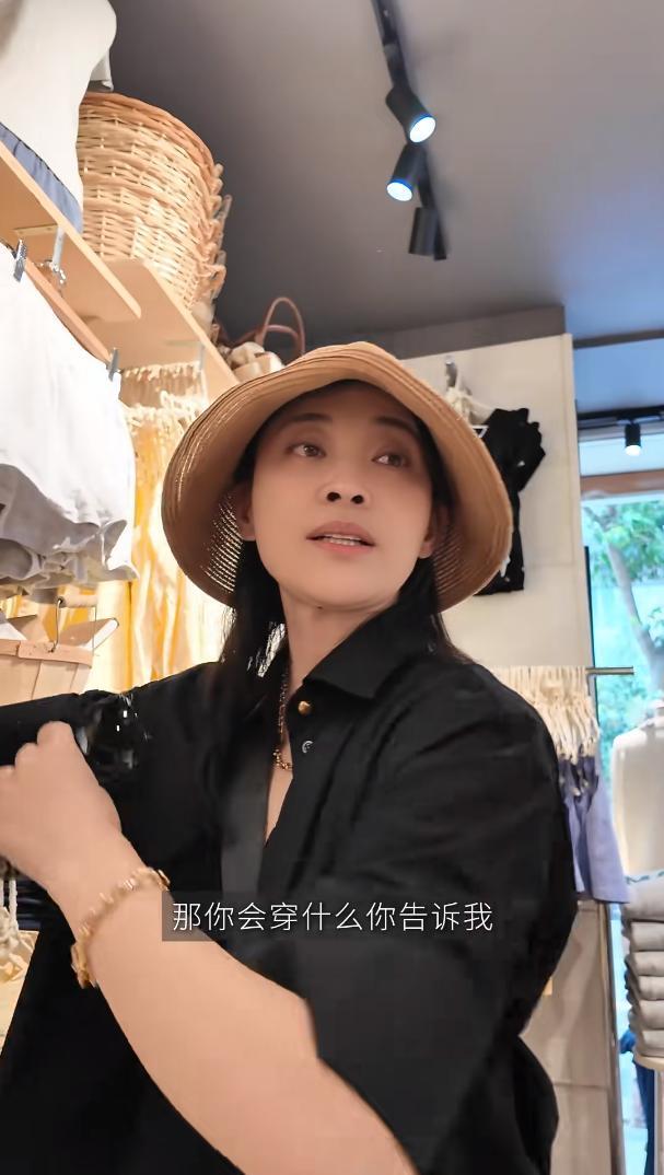 梅婷一家游馬德里 逛街陣營大不同