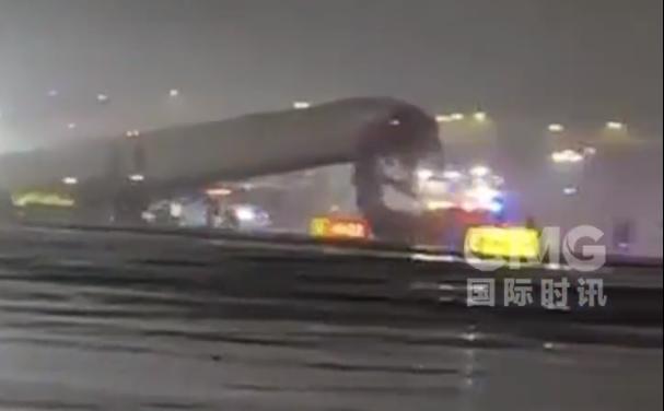 纽约机场一客机撞上地面车辆