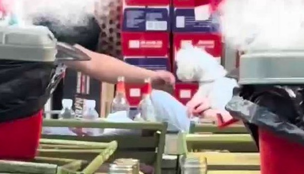 乌鲁木齐一连锁烧烤店有狗撸串，店家称烧烤签已更换，市监要求商家整改