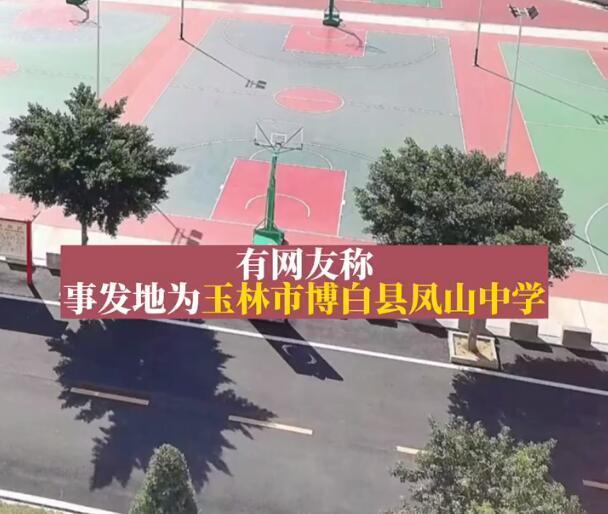学生点外卖被校务人员按倒在地 在严格的校规也要考虑学生的自尊