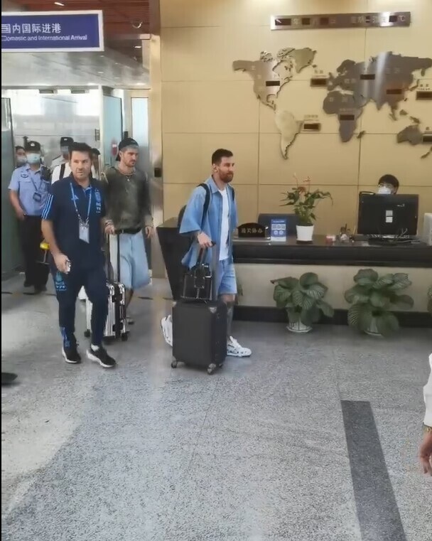 网传机场地勤获梅西签名 网友：这是梅西中国行第一个拿到签名的人
