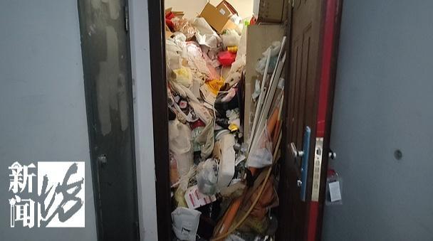 老人花4500租房囤废品3套房堆满30吨 孤独与安全感的挣扎