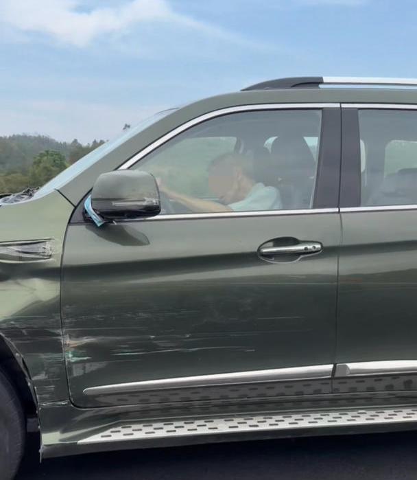 SUV在高速慢速乱行后撞上收费站石墩 司机状态异常引发担忧