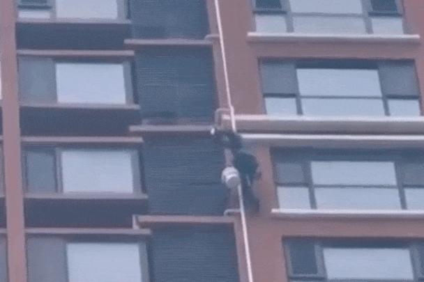 男子從6樓拋下30斤行李箱被刑拘 高空拋物危害大