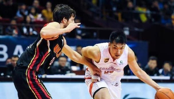 2米32巨塔秀胯下！法尔一条龙掀翻陶汉林，CBA第一巨人太离谱 内线新老交替的残酷现实