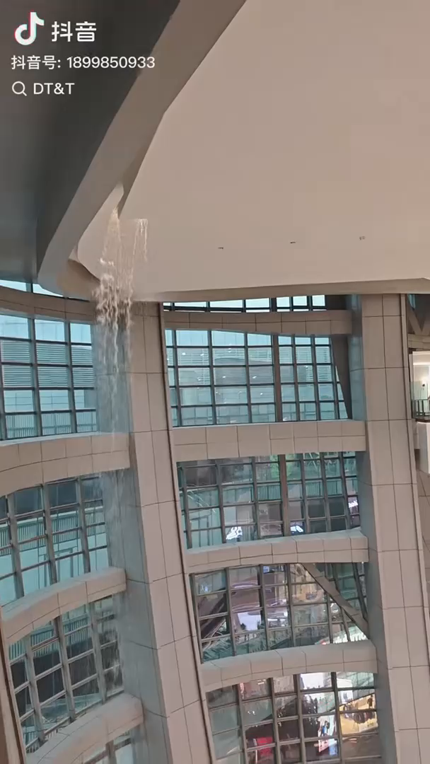 济南突降暴雨 积水深到大腿 城市出行受考验