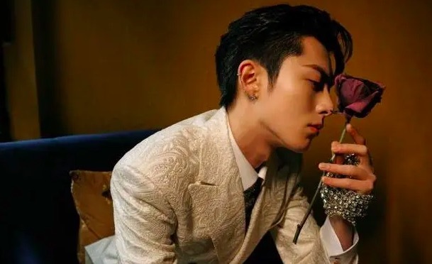 王鹤棣宫廷风白西装造型风格独特深情男一枚 王鹤棣拉刘耀文手打招呼好可爱