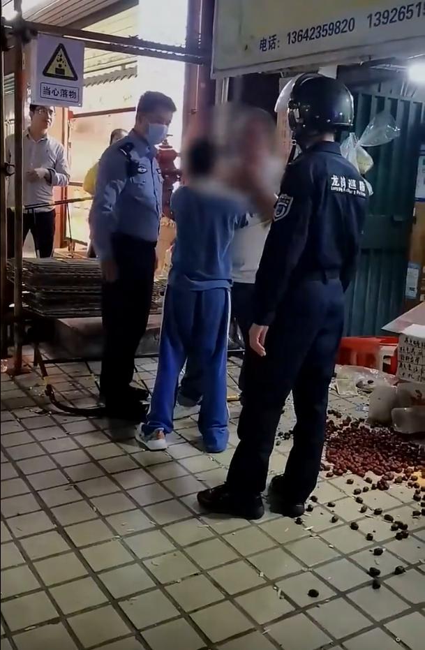 13岁男生因游戏充值问题在大街上勒父亲脖子！网友：家长没教育好孩子！