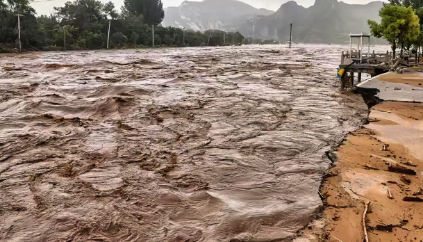 河北献县48村居民连夜紧急撤离：这样的大水上一次是20多年前
