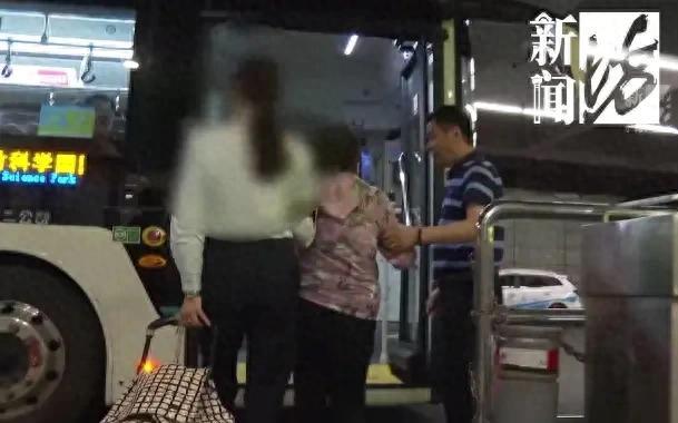 阿姨150万家当忘在公交车上 众人协助找回