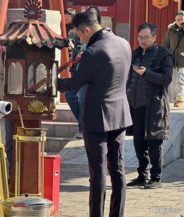 43岁汪小菲将儿女接回北京后，被偶遇到火神庙还愿，身形看起来胖了不少 低调还愿引关注