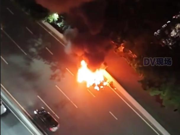 廣州科韻路一燃油車著火爆響,！
