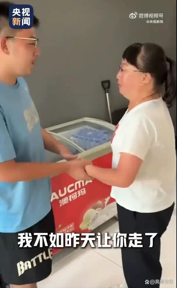 被洪水围困 危急时刻母子相让 生死关头的爱