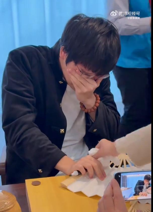 柯洁夺得棋圣冠军后落泪 王者归来