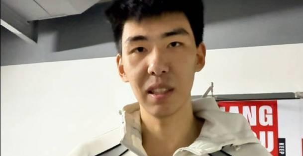 这球是真漂亮！徐昕篮下接球无视防守直接双手死亡隔扣技惊四座 禁区里的哥斯拉