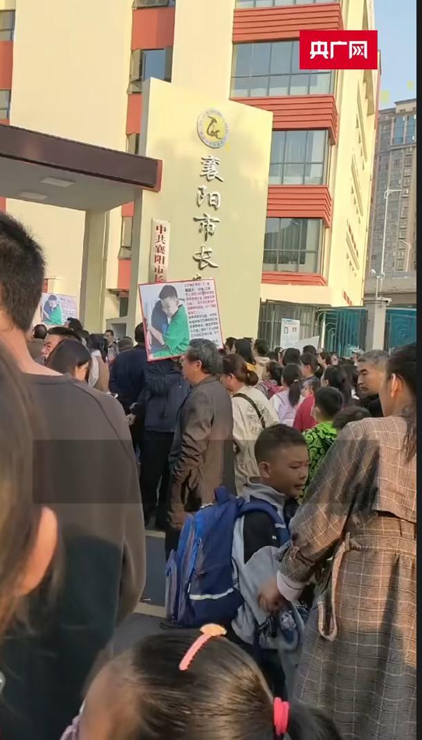 湖北跳楼学生的家长发声：出事前孩子疑似在学校遭到老师的殴打辱骂