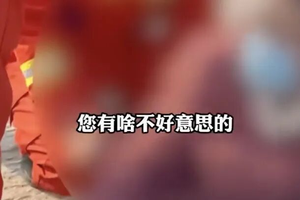 女子爬山扭到腳，因不愿讓男消防員攙扶，最終被5人用救援設備抬下山 思想保守引發(fā)討論