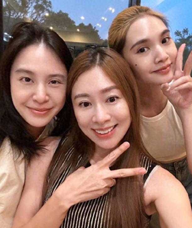 杨丞琳晒4inlove合照三姐妹开心比耶感情依旧