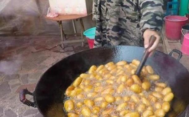 一块钱小吃火爆全城，夫妻俩忙到深夜，秘方却让隔壁摊眼红