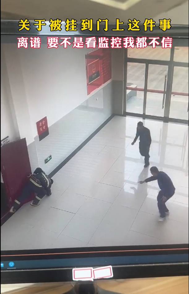 消防员把自己挂门上了 门:你的操作好丑陋