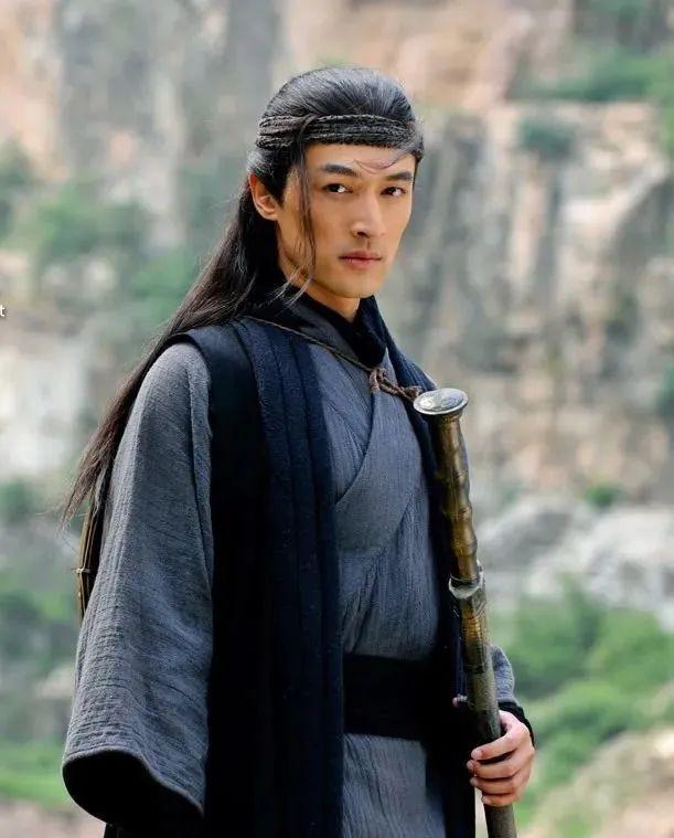 胡歌:41岁深夜发疯,推翻以前的自己,迎来一场迟到的叛逆期