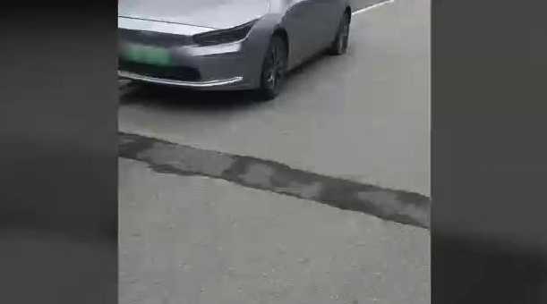 “停半小时车胎就瘪了”？派出所已对车辆放气立案调查