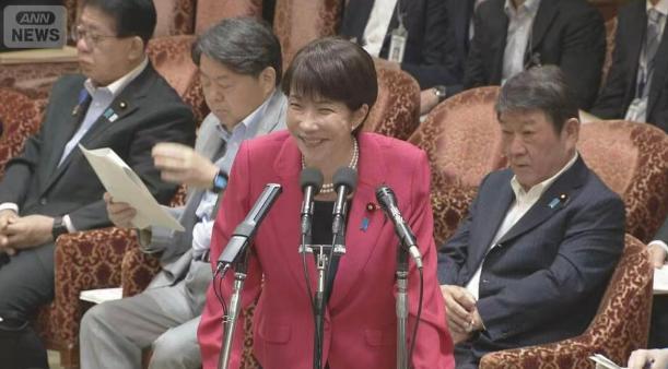 高市满脸笑容称不知为何支持率下跌 网民愤怒指责
