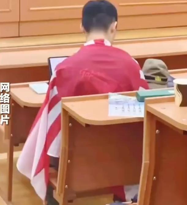 身披旭日旗涉事留学生道歉 不当行为引发热议