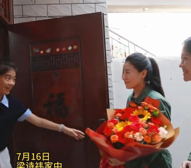 飞行教官为女生送军校录取通知书 全国第一荣耀加身