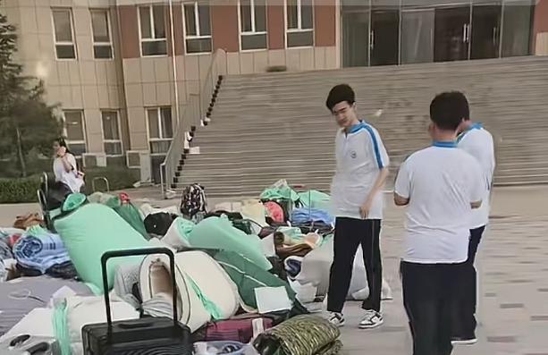 学校要求高考生将行李提前搬至户外致行李被雨淋？当地回应