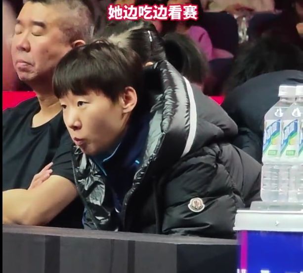 王曼昱边吃边加油 铁人精神不减