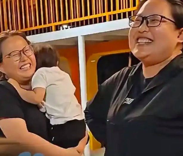 2岁萌娃认错妈妈抱着不撒手 亲妈震惊：确实长得很像！