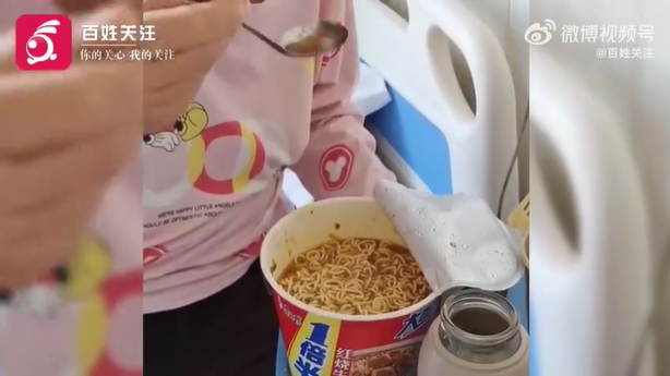 给住院婆婆吃泡面博主发声视频系摆拍,其账号因违反相关规定被封禁