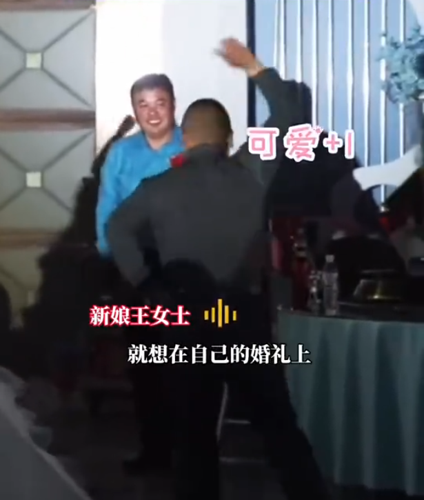 婚礼现场新娘与父亲共舞