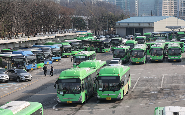 韩国首尔97.6%公交车停运