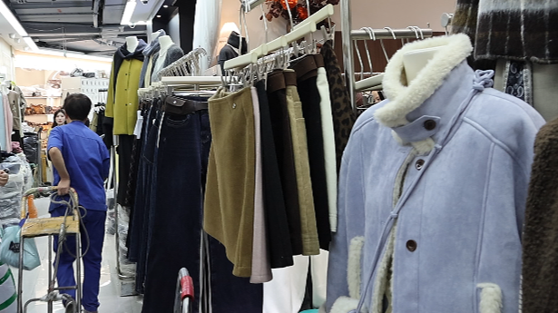老板：第一次短袖生意做了7个月，秋装遇冷