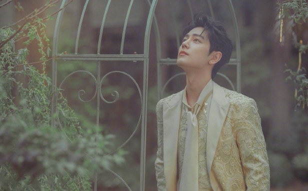 肖战鎏金刺绣西装造型是梦中王子没错了 向谷爱凌打招呼又与刘亦菲同台啦