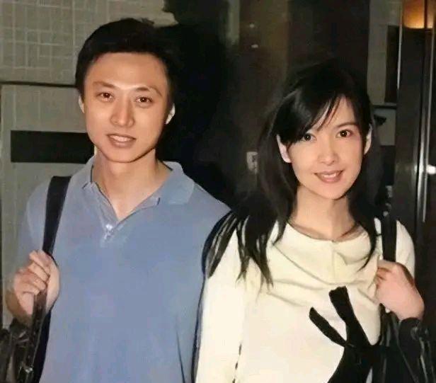 周慧敏倪震离婚了含泪告别了12年的婚姻周慧敏丈夫倪震再次出轨辣妹
